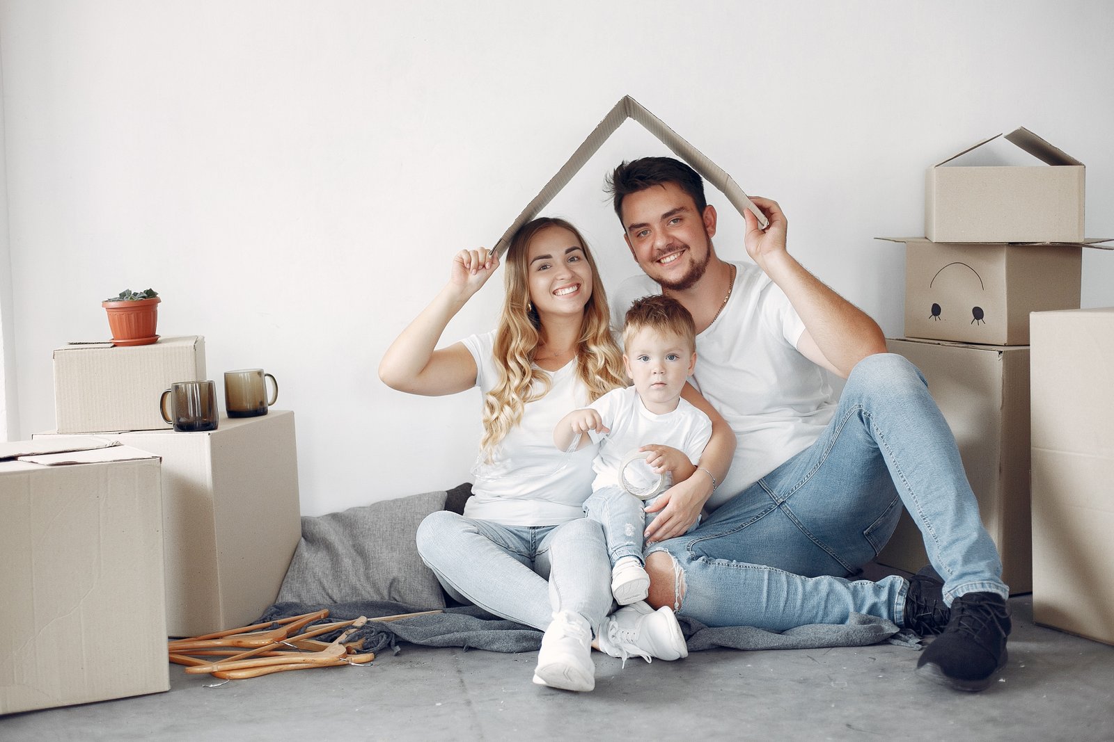 Familia disfrutando de su nuevo hogar